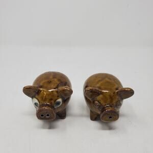 Fritz and Floyd Brown Pig Salt and Pepper shakers…